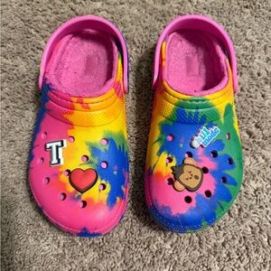 Crocs Kids Tie-Dye Fleece Lined Clogs | Pink Lined | Charms -  Size 4
